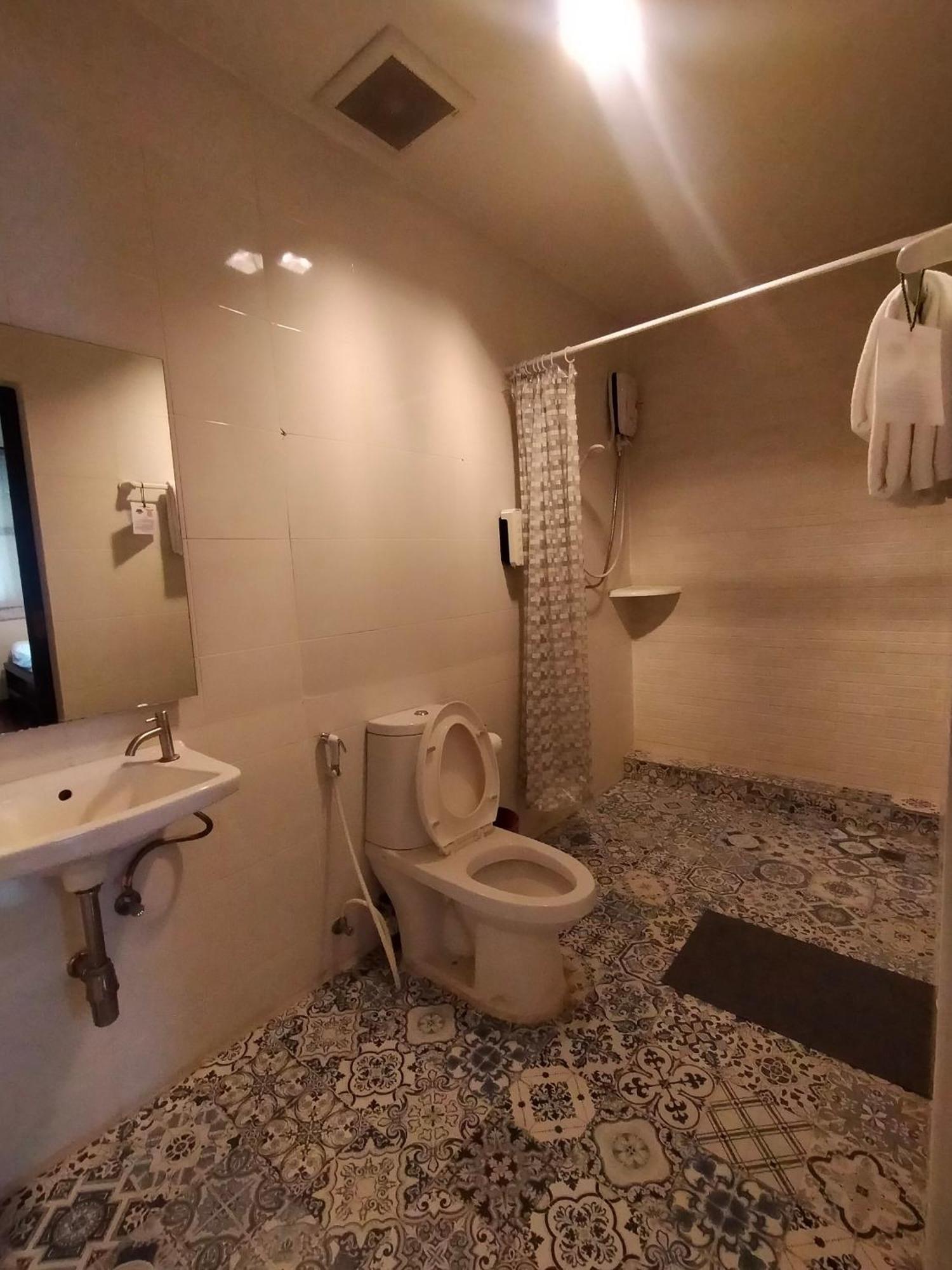 Baan Wangderm Hotel Bangkok Luaran gambar